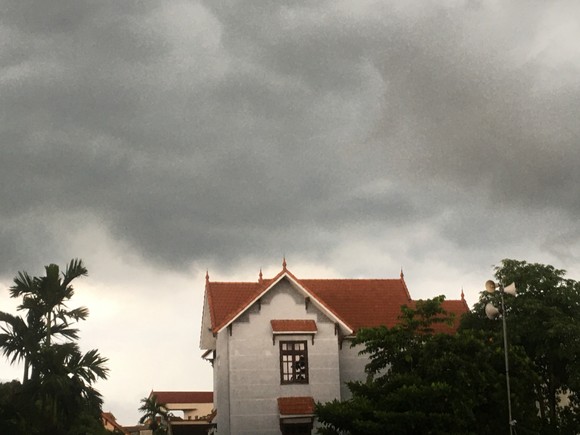 Một vùng áp thấp trên Biển Đông đang di chuyển về đất liền ảnh 1
