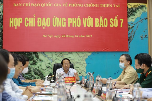 Phó Thủ tướng: 'Tránh dự báo bão quá mạnh nhưng chẳng thấy đâu cả' ảnh 1