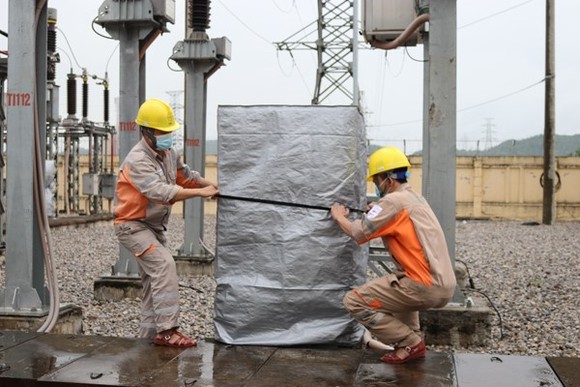 Bão lũ nhưng thủy điện vẫn 'khát nước' ảnh 1