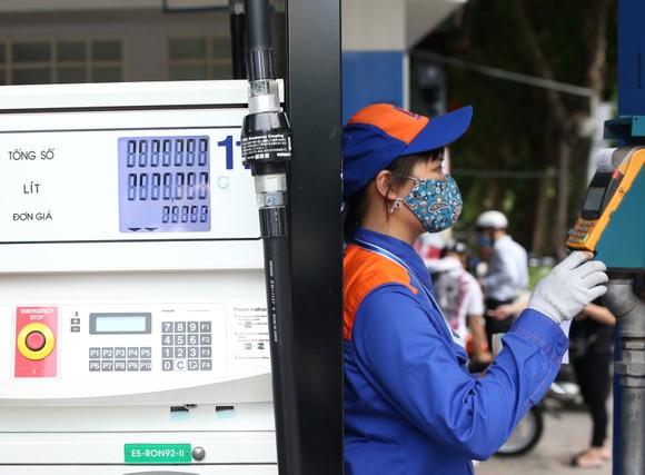 Giá xăng dầu chiều nay tăng 'sốc' ảnh 1