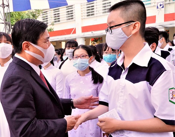 Chủ tịch UBND TPHCM Nguyễn Thành Phong dự lễ khai giảng tại Trường THPT Mạc Đĩnh Chi ảnh 3