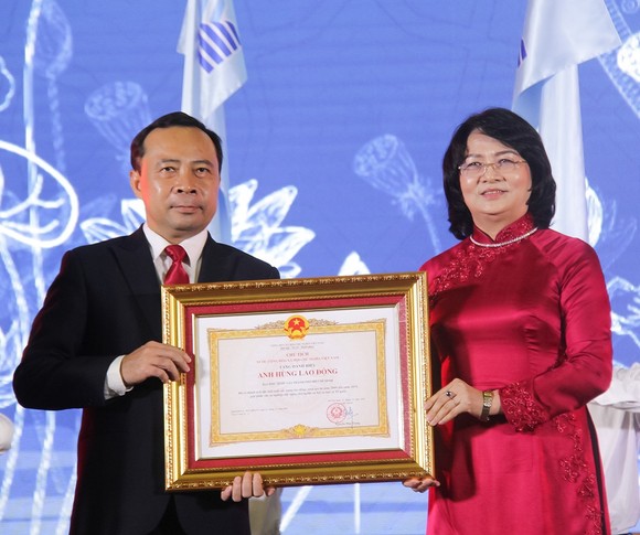 ĐH Quốc gia TPHCM đón nhận danh hiệu Anh hùng Lao động thời kỳ đổi mới ảnh 1