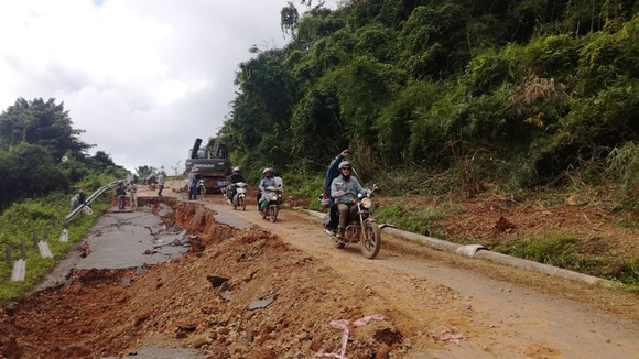 Bất chấp lệnh cấm, nhiều tài xế vẫn liều mình qua Quốc lộ 28B bị sạt lở ảnh 3