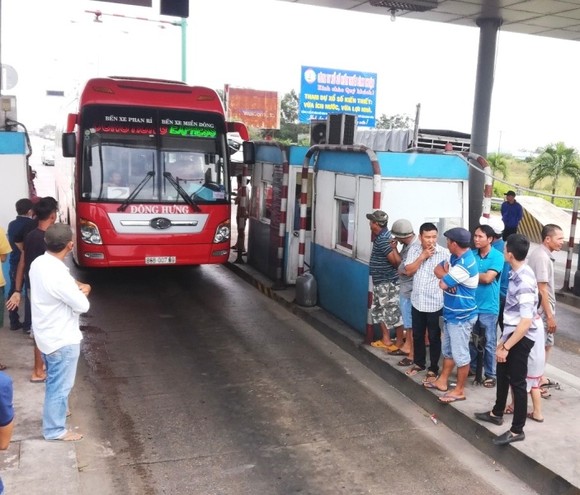 BOT Sông Phan (Bình Thuận) lại "thất thủ", xả trạm nhưng tài xế không di chuyển ảnh 1