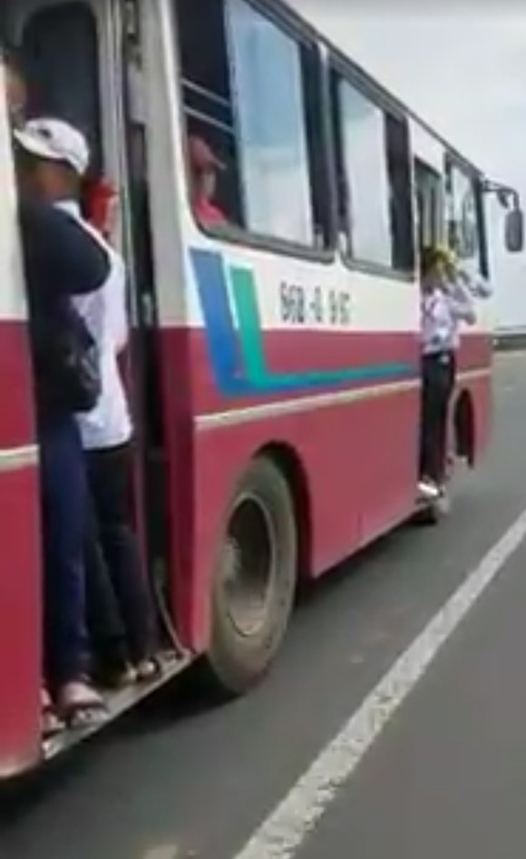 Tài xế để học sinh đu bám trên cửa xe buýt bị tước giấy phép lái xe 2 tháng ảnh 1