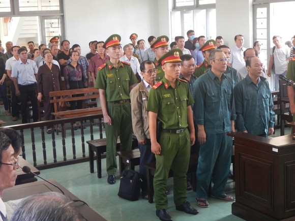 Hoãn phiên tòa xét xử 6 bị cáo là nguyên Chủ tịch, Phó Chủ tịch và lãnh đạo các phòng chuyên môn UBND TP Phan Thiết ảnh 1