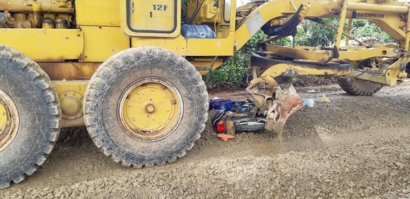 Xe máy bị cuốn vào gầm xe ủi làm đường, bé trai 12 tuổi thiệt mạng ảnh 1