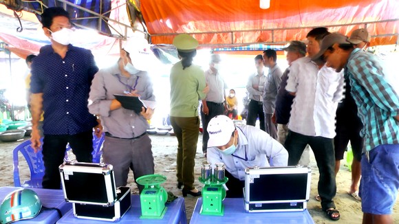 Phát hiện nhiều vụ buôn bán hải sản gian lận tại làng Chài Mũi Né ảnh 1