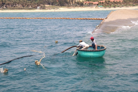 4.000 lít dầu lẫn nước trong con tàu chở tro bay nhiệt điện bị chìm đã được hút xong ảnh 1