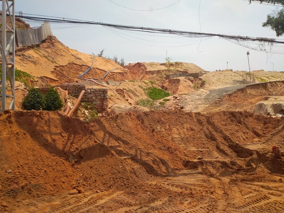 Lũ cát kinh hoàng ập xuống tuyến đường trọng điểm Khu Du lịch quốc gia Mũi Né ảnh 3