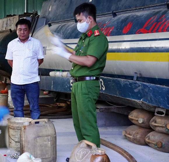 Triệt phá vụ tàng trữ, sản xuất xăng dầu giả quy mô lớn tại Bình Thuận ảnh 1