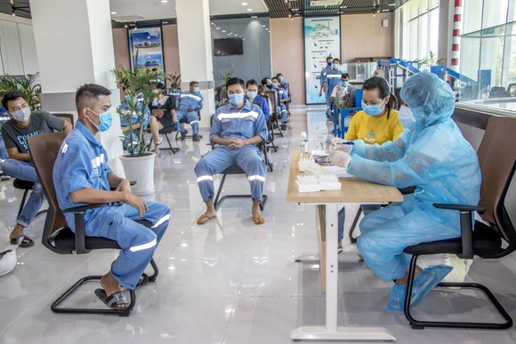 Công ty Nhiệt điện Vĩnh Tân triển khai test nhanh tầm soát dịch Covid-19 ảnh 2