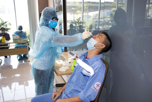 Công ty Nhiệt điện Vĩnh Tân triển khai test nhanh tầm soát dịch Covid-19 ảnh 1
