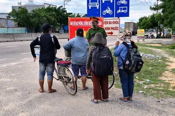 4 mẹ con đi xe đạp từ Đồng Nai về Nghệ An được hỗ trợ vé tàu về quê ảnh 1