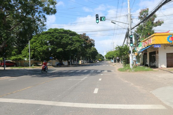 Phố biển Phan Thiết ngày đầu thực giãn cách xã hội theo Chỉ thị 16 ảnh 1
