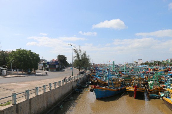 Phố biển Phan Thiết ngày đầu thực giãn cách xã hội theo Chỉ thị 16 ảnh 5