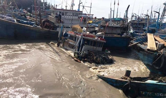 Trắng đêm ứng cứu hàng chục tàu thuyền của ngư dân bị nước lũ cuốn trôi ảnh 1