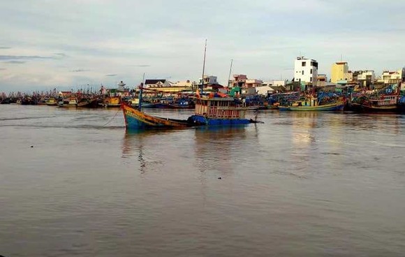 Trắng đêm ứng cứu hàng chục tàu thuyền của ngư dân bị nước lũ cuốn trôi ảnh 3