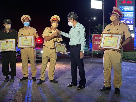 Khen thưởng đột xuất lực lượng CSGT phát hiện kịp thời 15 người trong thùng xe đông lạnh ảnh 1