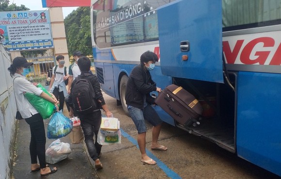 Đưa 15 người dân phát hiện trong thùng xe đông lạnh về quê ảnh 1