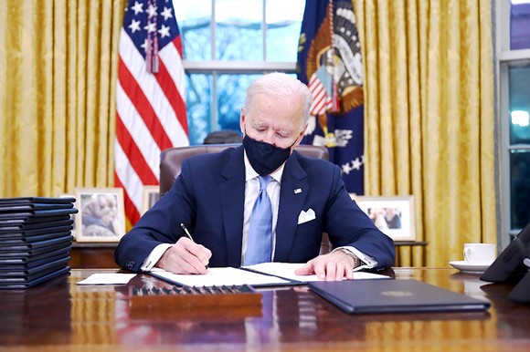 Ông Biden bắt đầu hiện thực hóa cam kết ảnh 1