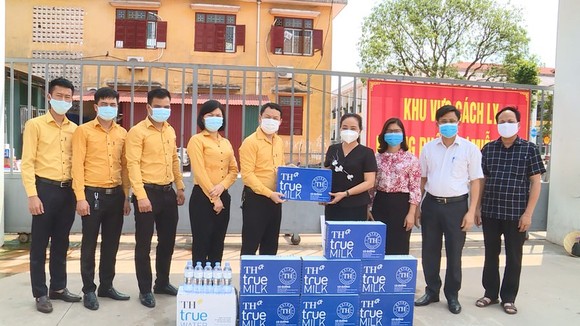 Tặng gần 3 triệu ly sữa và đồ uống cho y bác sĩ, người dân khu vực cách ly tăng cường sức khỏe chống dịch Covid-19 ảnh 2