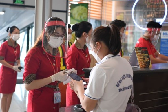 Tập đoàn Sovico tặng 10 xe cứu thương, chuyên chở hàng ngàn y bác sĩ, tặng hàng trăm ngàn suất cơm tại TPHCM ảnh 8