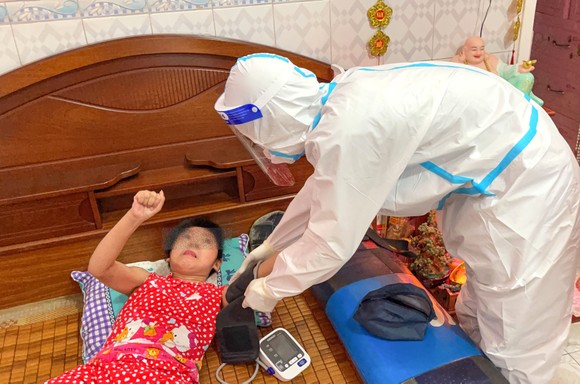 Sự sống từ những ngày mưa bão - Hai màu áo xanh ảnh 3
