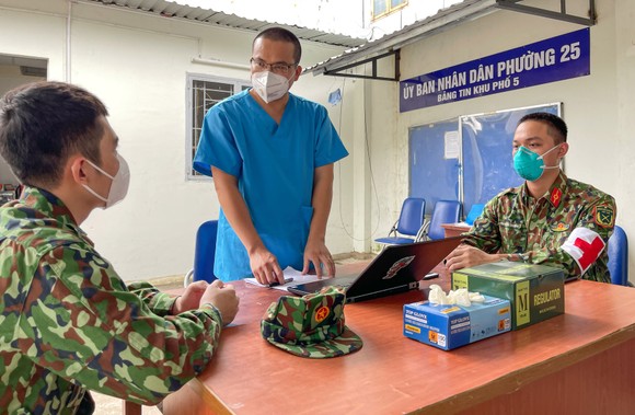 Sự sống từ những ngày mưa bão - Hai màu áo xanh ảnh 2