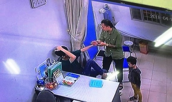 Đang làm đúng quy định, bác sĩ Bệnh viện Xanh Pôn vẫn bị đánh ảnh 2