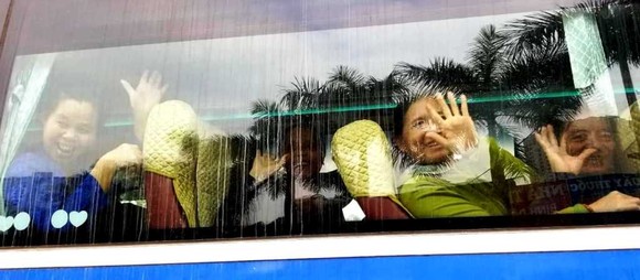 Những chuyến xe đầy ắp nụ cười bệnh nhân ung thư ngày giáp tết ảnh 7