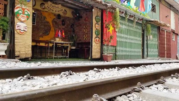 Sáng nay 10-10, cà phê đường tàu ở Hà Nội “vắng như chùa Bà Đanh” ảnh 4
