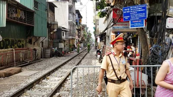 Sáng nay 10-10, cà phê đường tàu ở Hà Nội “vắng như chùa Bà Đanh” ảnh 6