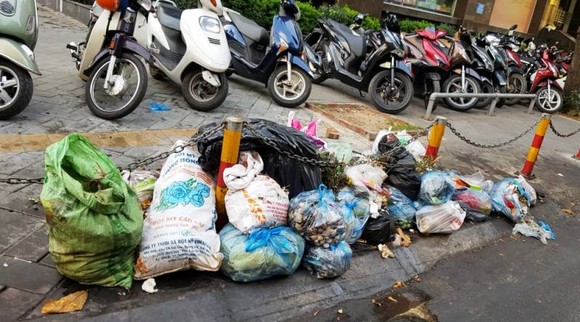 Hà Nội 'ngộp thở' vì ùn ứ rác thải ảnh 4