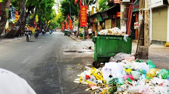 Hà Nội 'ngộp thở' vì ùn ứ rác thải ảnh 3