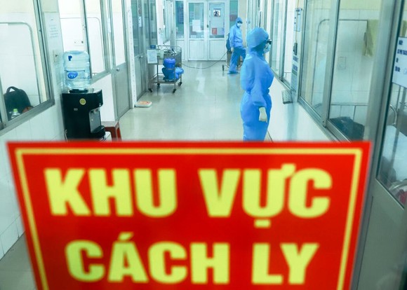 Một nhân viên y tế bệnh viện dã chiến cùng 10 người mắc Covid-19 ảnh 1