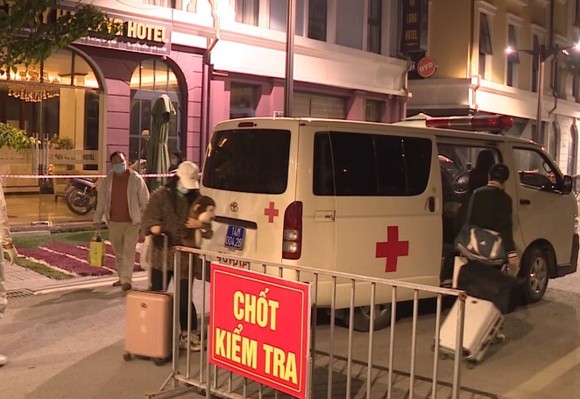 Du học sinh rời khỏi khu cách ly ở Hà Nội mắc Covid-19: Đình chỉ công tác một phó giám đốc ảnh 1