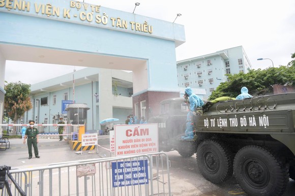 Bộ đội hóa học tiến hành khử khuẩn, tiêu độc ở Bệnh viện K ảnh 2