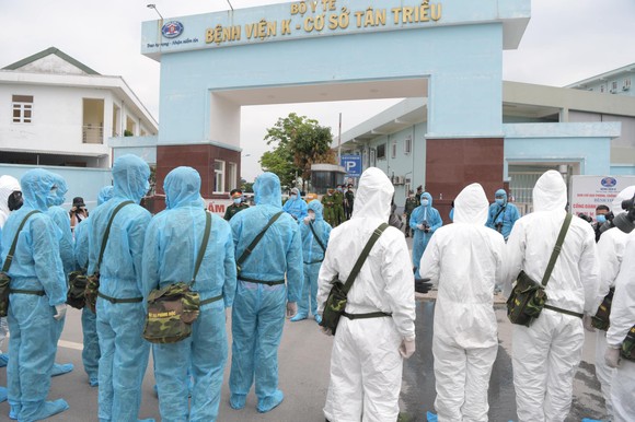 Bộ đội hóa học tiến hành khử khuẩn, tiêu độc ở Bệnh viện K ảnh 1