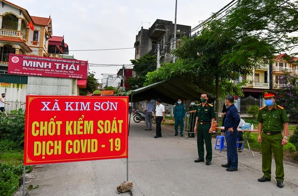 Hà Nội phát hiện 5 ca dương tính mới là người bán hàng và tiếp xúc trên sân bóng đá ảnh 1