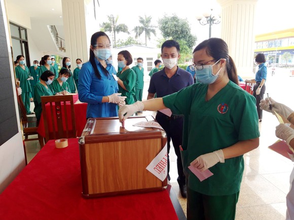 “Tâm dịch” Bắc Giang, người dân lạc quan đi bỏ phiếu ảnh 6