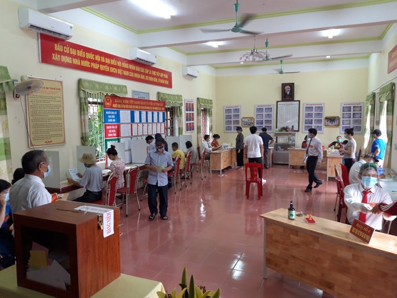 “Tâm dịch” Bắc Giang, người dân lạc quan đi bỏ phiếu ảnh 1