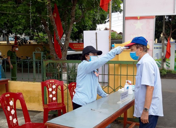 “Tâm dịch” Bắc Giang, người dân lạc quan đi bỏ phiếu ảnh 2