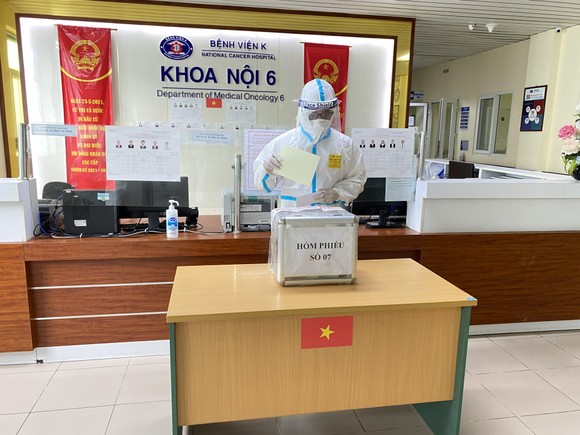 Hơn 700 cử tri trong Bệnh viện Bệnh Nhiệt đới Trung ương đã đi bỏ phiếu ảnh 1