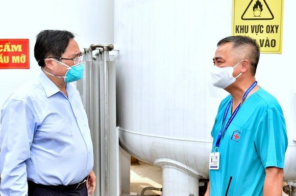 Thủ tướng kiểm tra bệnh viện dã chiến hiện đại điều trị Covid-19 và thị sát "điểm nóng" ở Hà Nội ảnh 2
