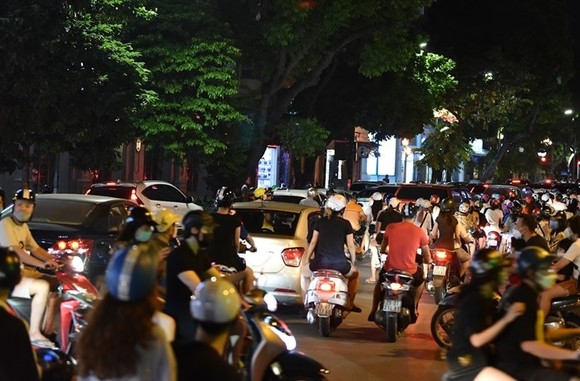 Sau đêm Trung thu đông nghịt, Hà Nội nguy cơ uổng phí thành quả chống dịch ảnh 1