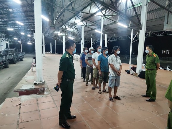 Phát hiện nhóm người đi bộ ven biển từ Đà Nẵng ra Lăng Cô để trốn cách ly ảnh 1