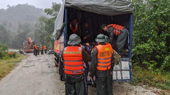 Phó Tư lệnh Quân khu 4 cùng 12 cán bộ, chiến sĩ mất liên lạc khi đi cứu nạn thủy điện Rào Trăng 3 ảnh 5