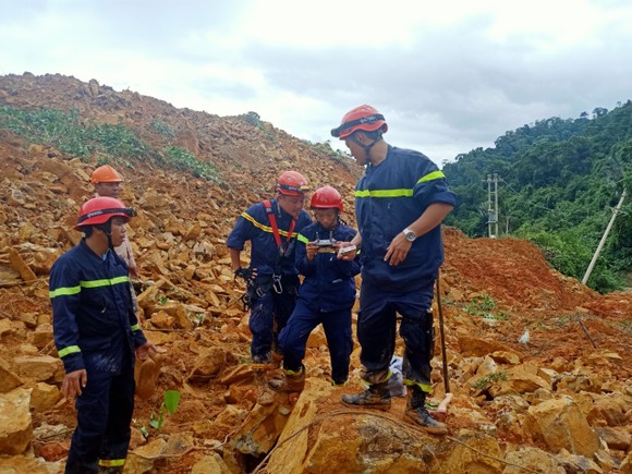 Huy động máy bay không người lái tìm kiếm 15 nạn nhân mất tích ở thủy điện Rào Trăng 3 ảnh 2