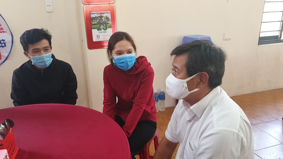 Ông Đoàn Ngọc Hải làm phục vụ bàn tại quán cơm 5.000 đồng ở Huế ảnh 1